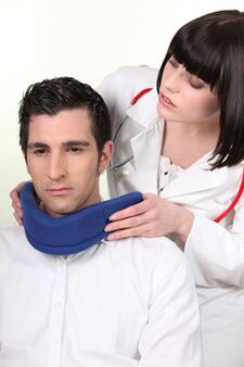 Dọkịta ahụ na-etinye onye ọrịa olu olu nke shansanz